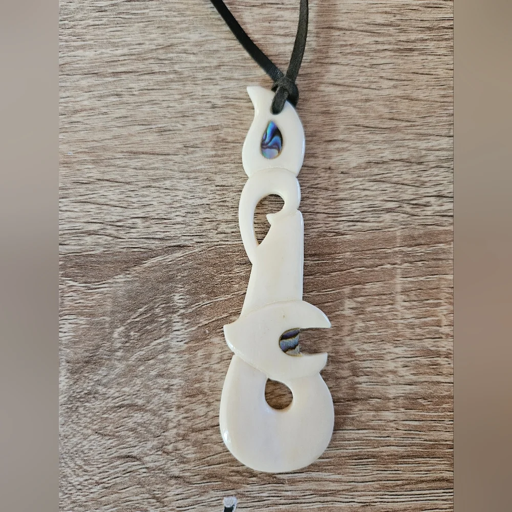 Polynesian Hand Carved Bone Fish and Abalone With Black Leather Chain - Picture 4 of 7